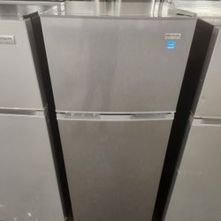 Frigidaire Top Freezer Refrigerator 7.5 Cu Ft Perfect For Efficiency