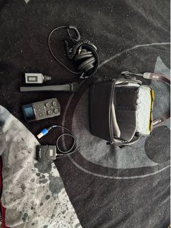 Sennheiser full wireless audio kit with zoom h6 and bag