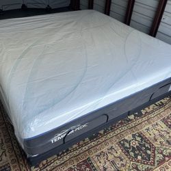 New King Tempurpedic LuxeAdapt Soft mattress plus adjustable base Ergo with massage features complete set 