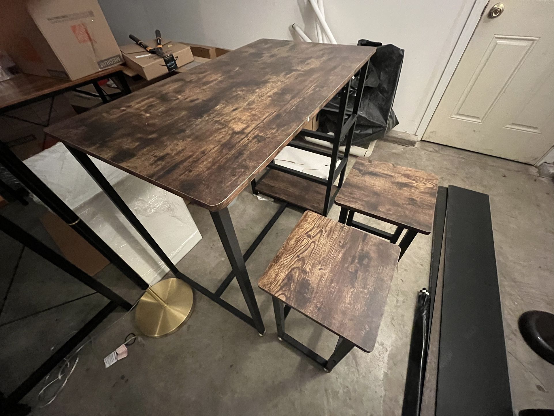 Breakfast nook with 2 Bar Stools