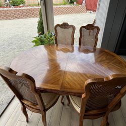 Beautiful Antique Dinning Table And Chairs 🪑.
