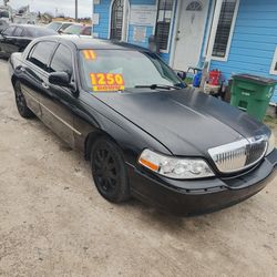 2011 LINCOLN TOWN CAR. $1250 DOWN