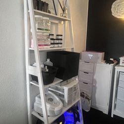 White 5 Shelf Ladder