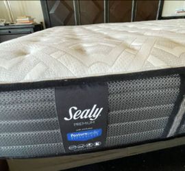 Queen size like new Sealy Posturepedic Mattress