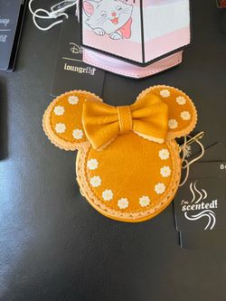Minnie Mouse loungefly wristlet