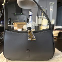 Best Offer Elegant Black Leather Shoulder Bag with Gold Hardware – Minimalist Luxury Style 