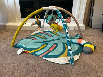 Baby tummy time activity center