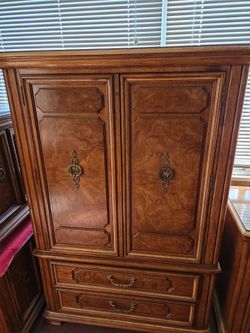 Wooden cabinet/wardrobe