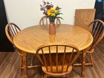 Table (4 chairs and extending leaf)