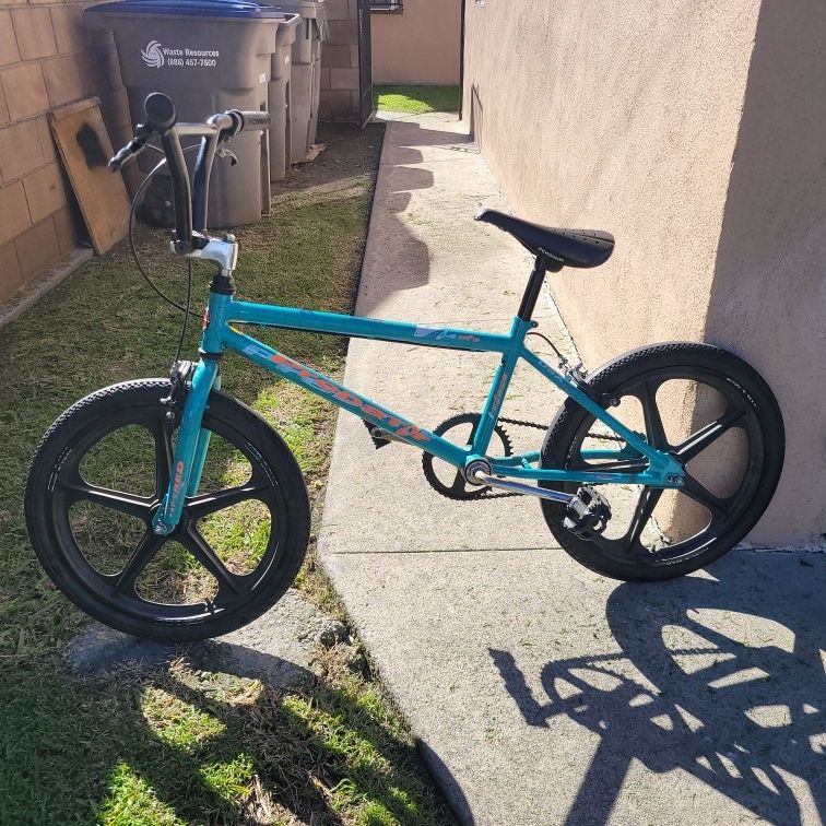 1992 schwinn Predator V-04 ACSz-mag Bmx for Sale in Lynwood, CA