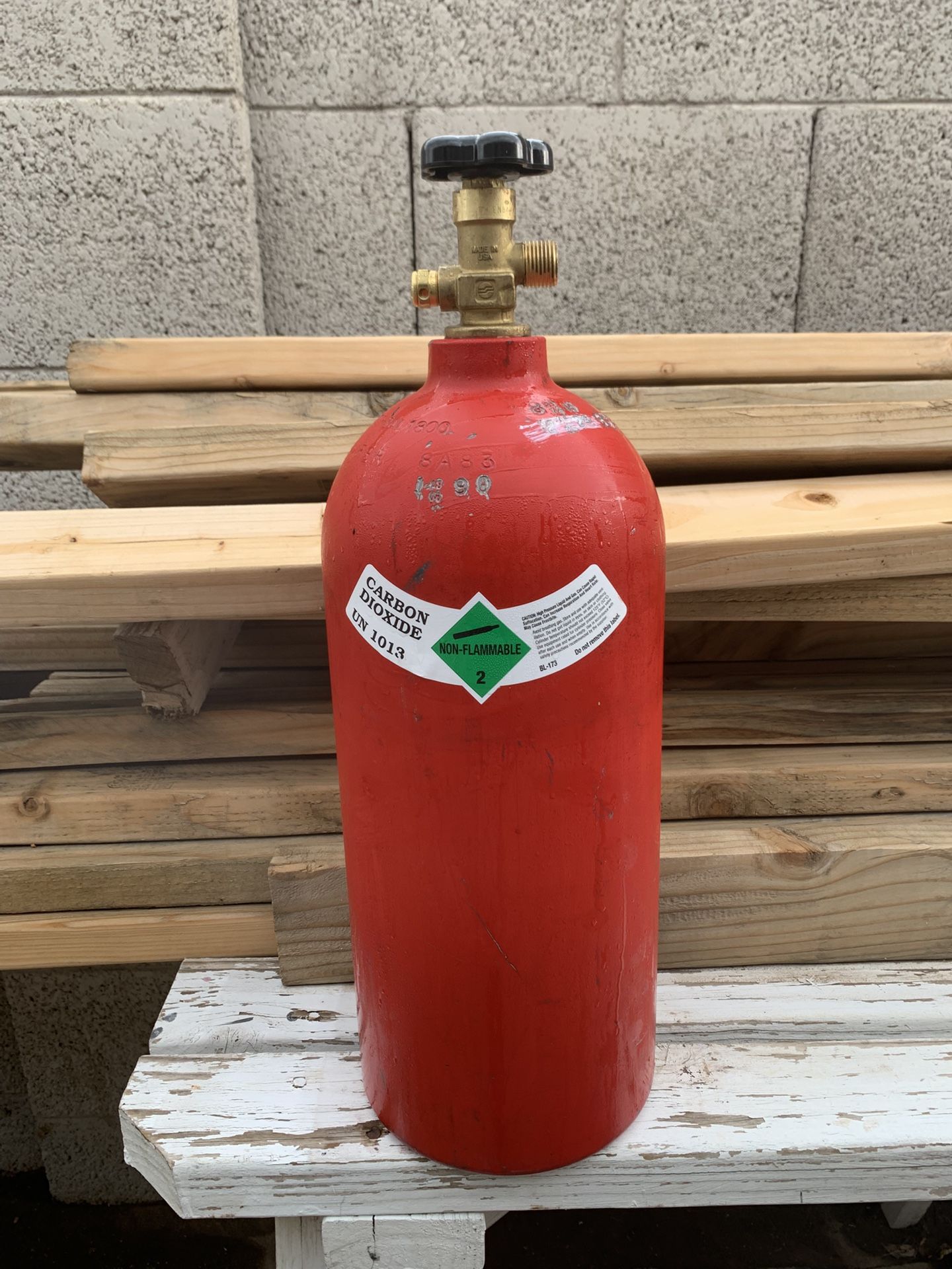 10lb C02 Cylinder w/commercial valve. **FILLED**
