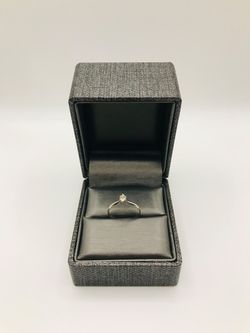 10k WOMANS DIAMOND RING