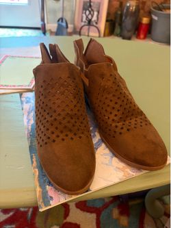 SODA, confortable brown suede, never worn