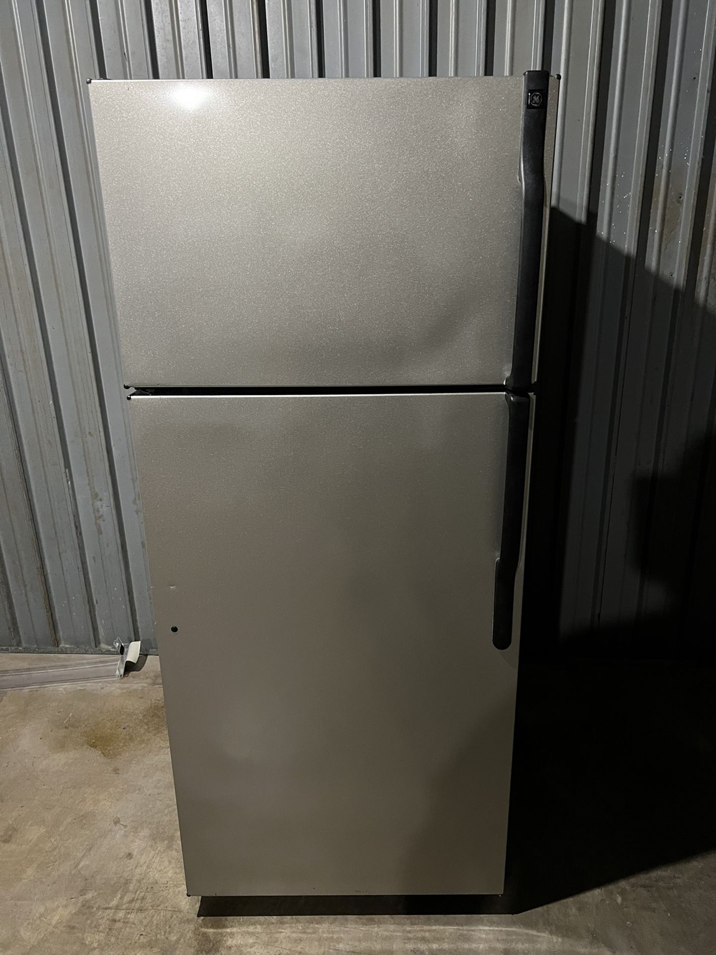 GE STAINLESS SLATE COLOR REFRIGERATOR 