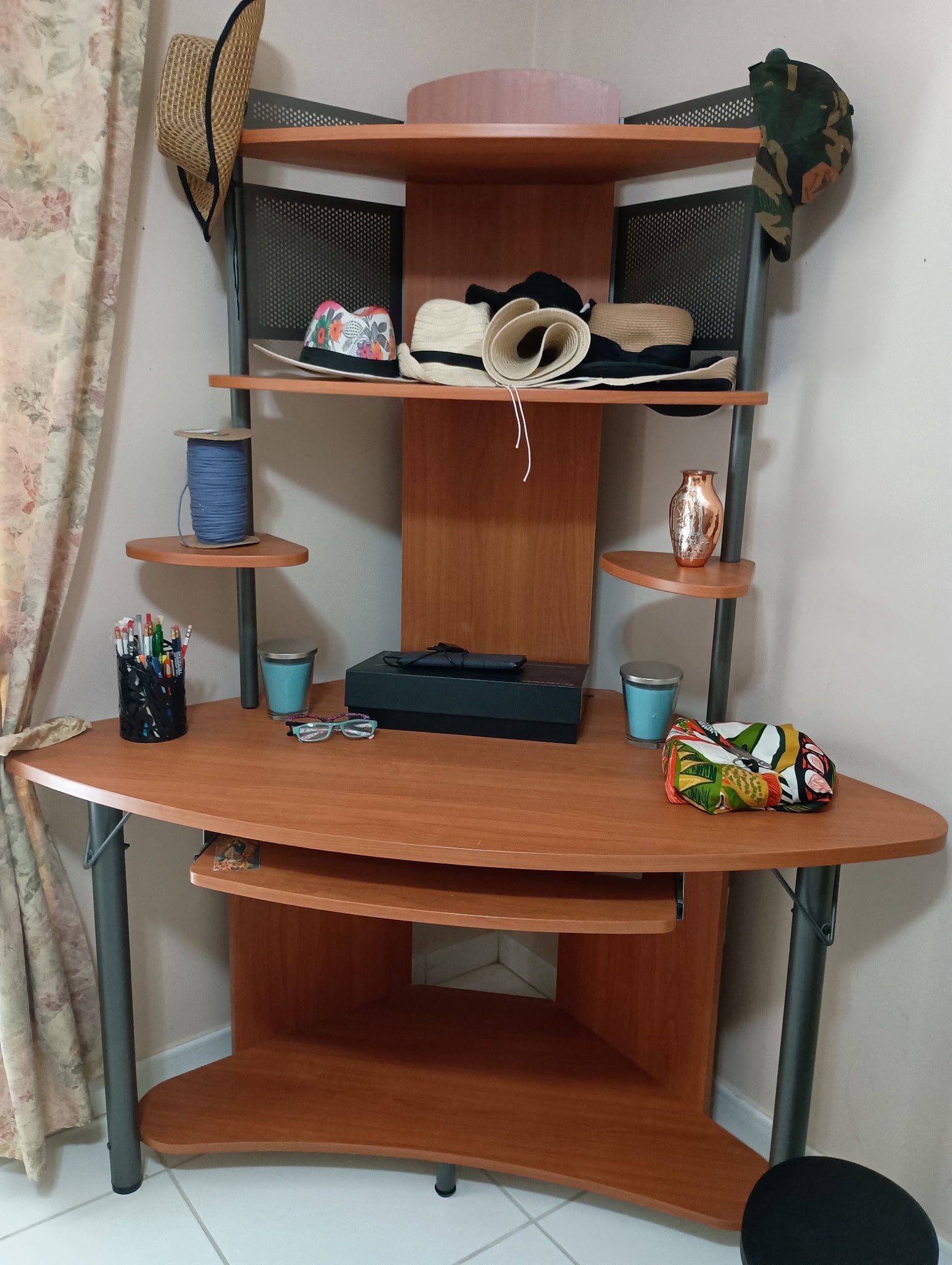 COMPUTER DESK-SHELVES