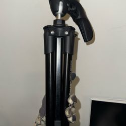 Manfrotto Compact tripod MKC3-H01M. Aluminum camera tripod with adjustable height and pan/tilt head.