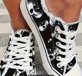 Black Skull Print Canvas Low-Top Sneakers