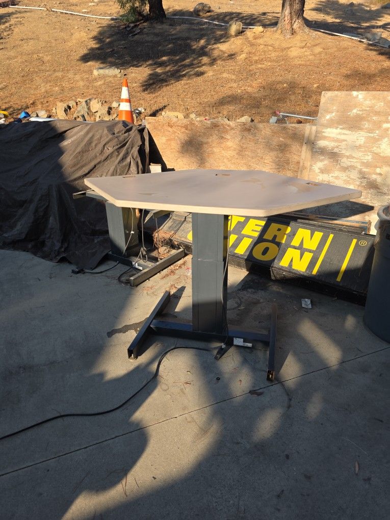 Desktop lift. Height adjustable Workstation