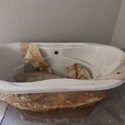 Tub Jacuzzi. In Excellent Condition 