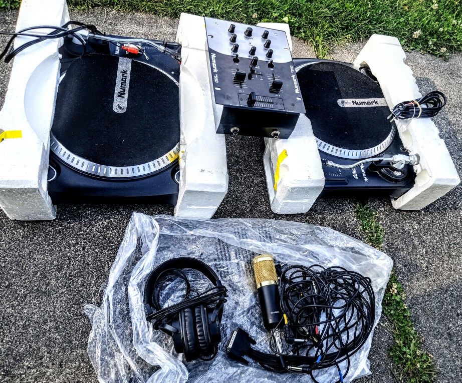 NUMARK TURNTABLES WITH MIXER/ Cabinet Speaker