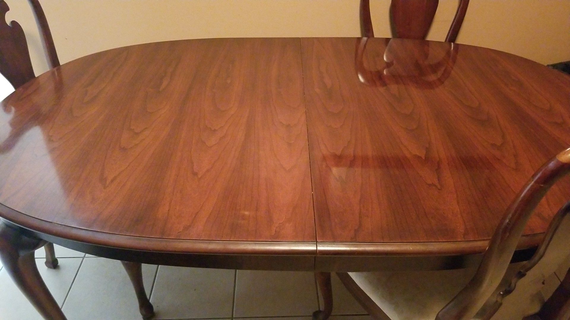 Mahogany real wood table 6 chairs 2 slides for the middle chairs seats on 3 need cleaned but overall great condition