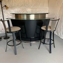 Modern Bar With 2 Bar Stools