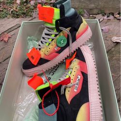 Size 9 OFF-WHITE Men’s Sneakers. 