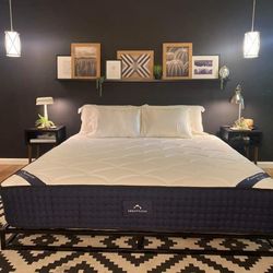 LIKE NEW - King - Dreamcloud Luxury Hybrid pillow top Mattress