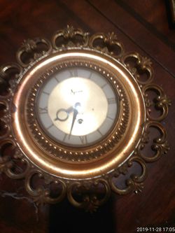 Vintage mid century Syroco 13" hold wind up clock with key