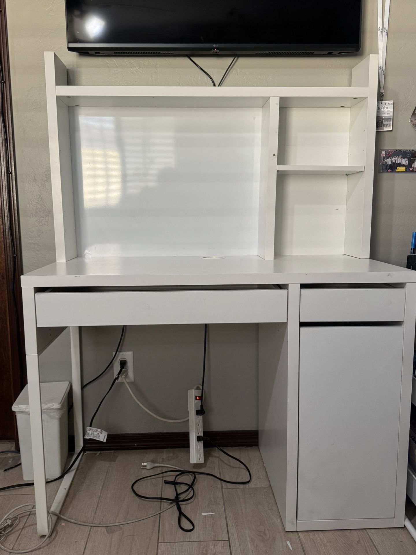 IKEA MICKE desk