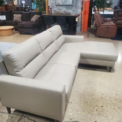 Leather 2-Piece Sectional with Right Chaise(New)