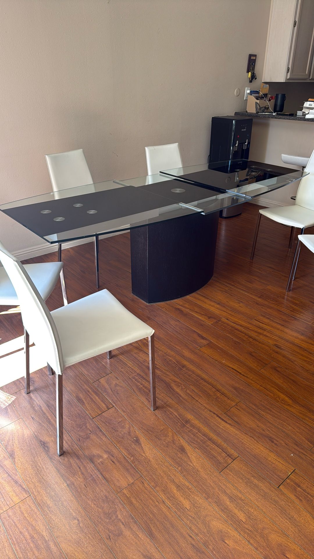 Glass dinning table