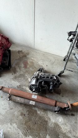 Escalade Awd transfer case with driveshafts