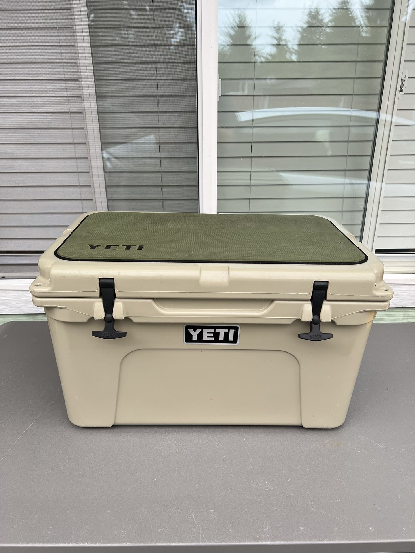 Yeti Tundra 45 Cooler - Dessert Tan
