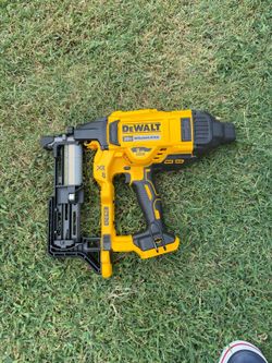DEWALT 20V MAX XR Brushless 9-Gauge Fencing Stapler.