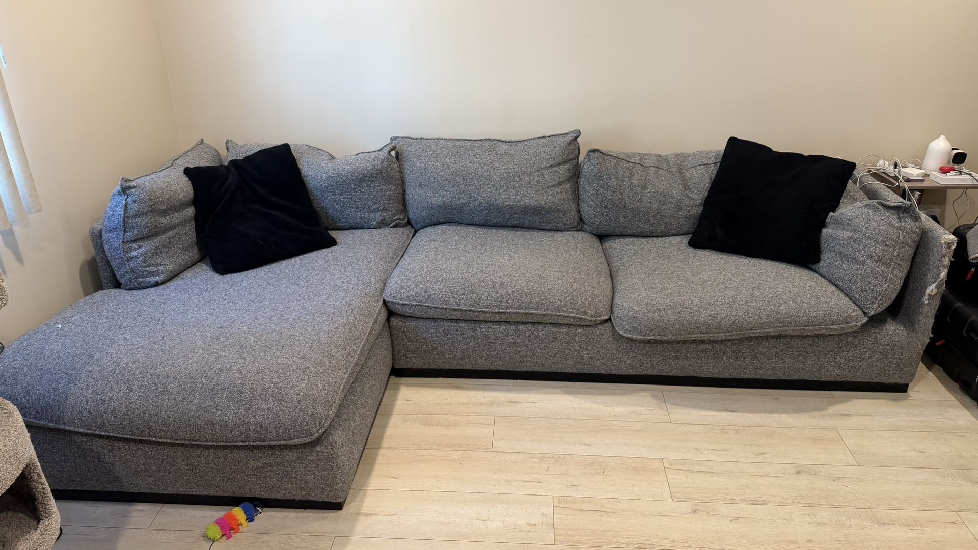 L SHAPED COUCH 
