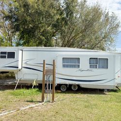 2002 Signature Fifth Wheel Camper
