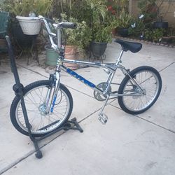 20 INCH OLD SCHOOL DYNO BMX CHROME BIKE  IN GREAT CONDITION WITH REDLINE HUBS EVERYTHING WORKS 