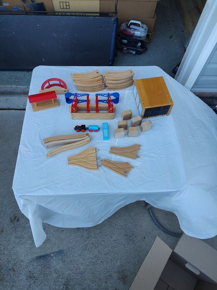 Brio Drawbridge With 3 Track Shed Train Set