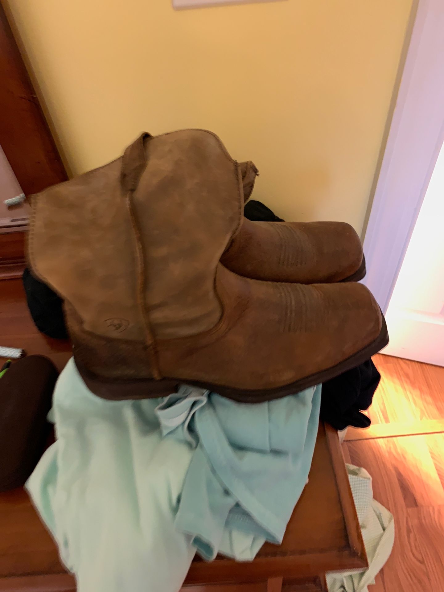 Men’s size 12 Ariat Ramblers