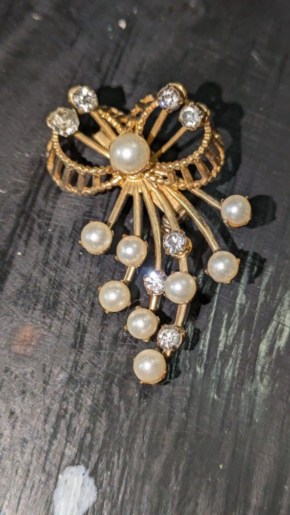 Vintage 1960 Gold Tone Crystal And Faux Pearl Bow Brooch
