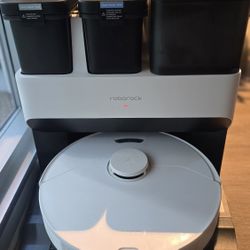 Roborock S7 MaxV Ultra – Robot Vacuum & Mop with Auto-Clean Dock | Like New