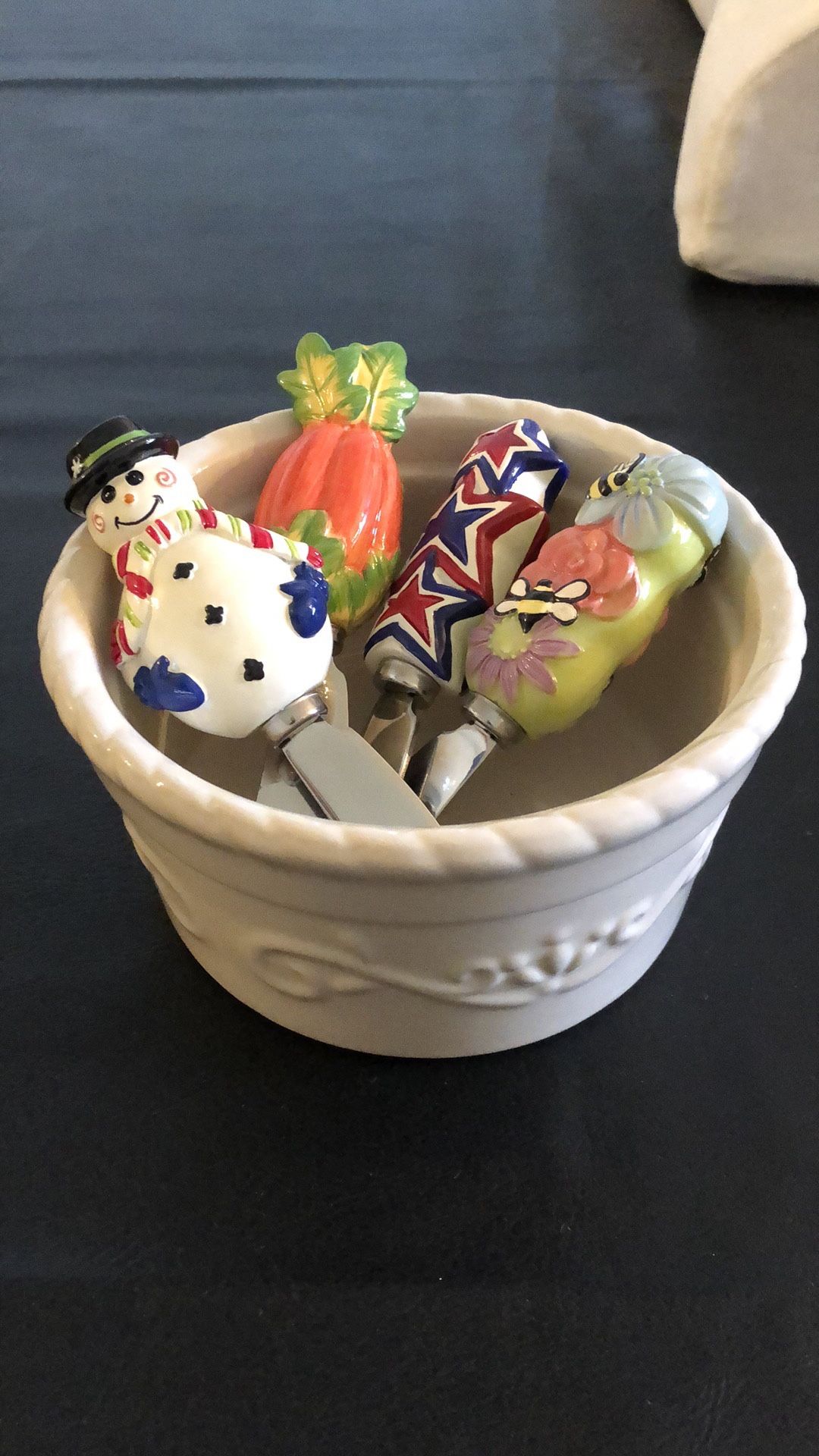 Seasonal/Holiday themed cheese ball/dip dish w/four spreaders