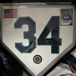 Felix Hernandez signed in game use base.