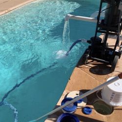 Pool V.a.c.u.u.m.i.n.g.