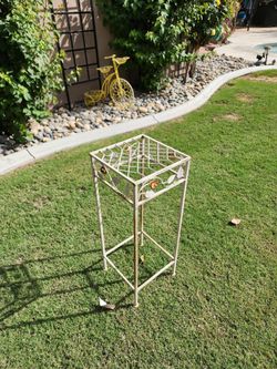 Vintage Style Metal Plant Stand – Decorative Garden Pedestal