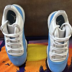 Nike Air Jordan 11 Retro Low en la combinación de colores "University Blue".