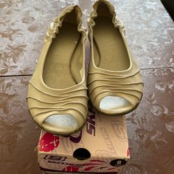 Size 8 Skechers