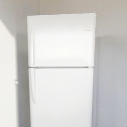  REFRIGERATOR  .. .110V FRIDGE EXCELLENT CONDITION AND VERY CLEAN 