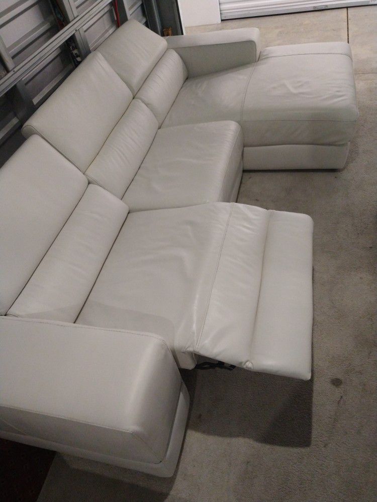 MOTORIZED RECLINER LEATHER IN L SHAPPE..DELIVERY SERVICE AVAILABLE
